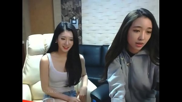 Hai em idol show hàng trên livestream