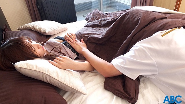 Địt em họ xinh đẹp đang ngủ say