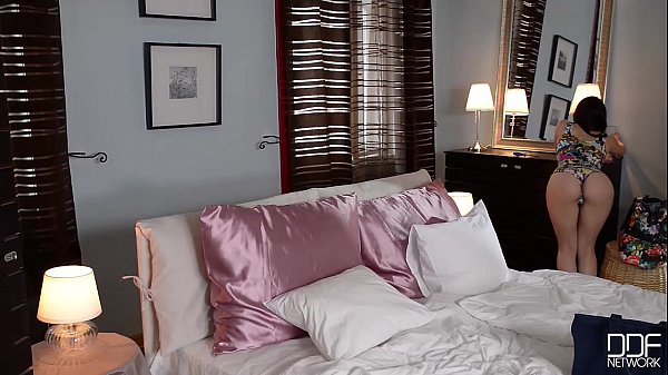 Tên trộm bị 2 em gái dâm bắt địt nhau cả đêm