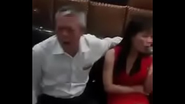Ông già đi hát karaoke tay vịn