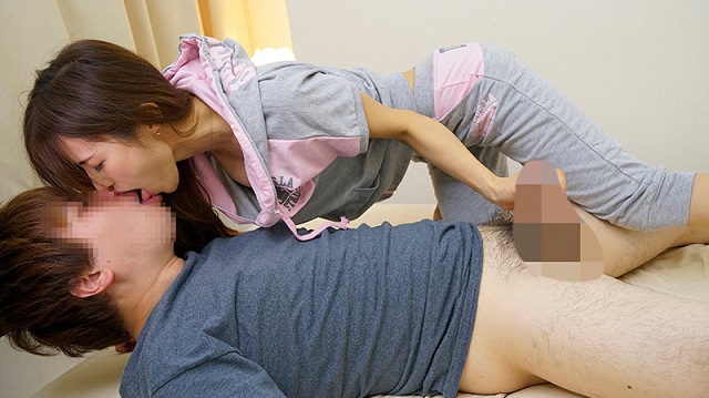 Thanh niên mới lớn làm tình với cô bạn của mẹ cực dâm