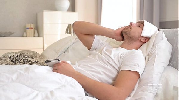Anh đẹp trai địt nữ bác sĩ xinh đẹp tại nhà