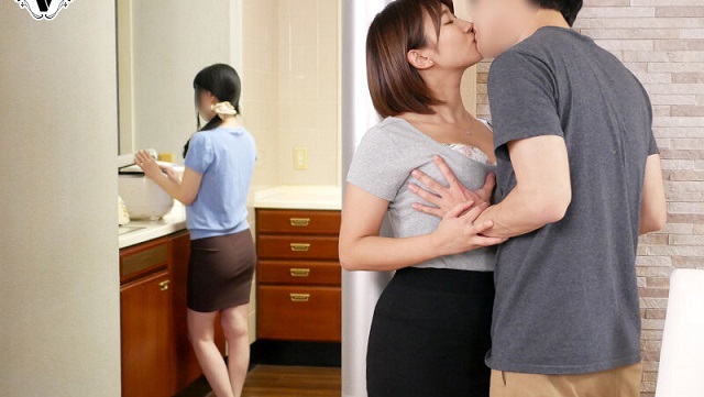 Thanh niên làm tình với cô bạn thân của mẹ
