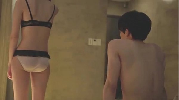 Chịch em gái xinh 19 tuổi dâm đãng