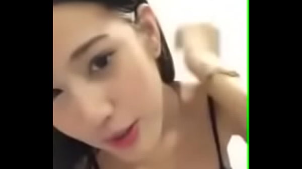 Gái xinh livestream lộ hàng hấp dẫn quá