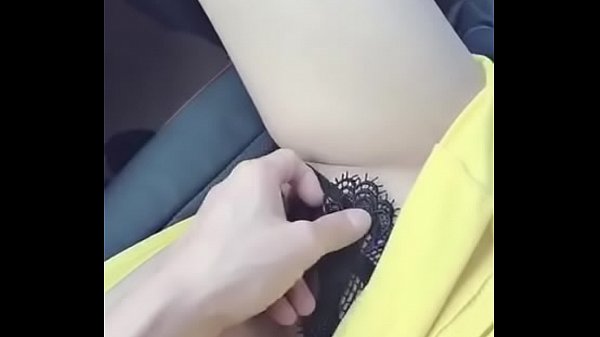 Móc lồn bạn gái xinh dâm mặc lọt khe trên xe ô tô