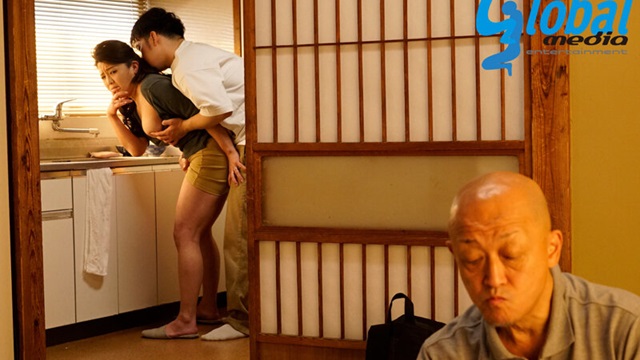 Con trai lén hiếp dâm mẹ sau lưng bố