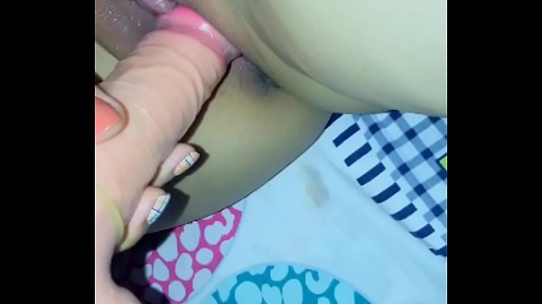 Tự sướng với chim giả hồng hào hấp dẫn