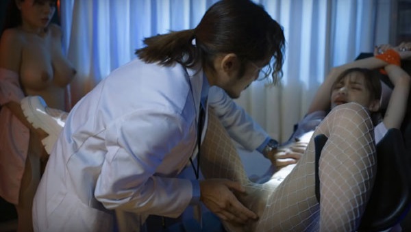 Nữ y tá trưởng trực ca đêm làm tình với bệnh nhân