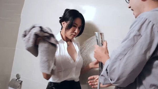 Anh thợ sửa ống nước làm ướt áo gạ địt cô chủ nhà